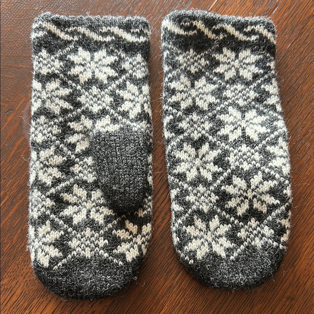 🇱🇻Sweet adult sized grey and white mittens from Riga, Latvia Handmade treasures